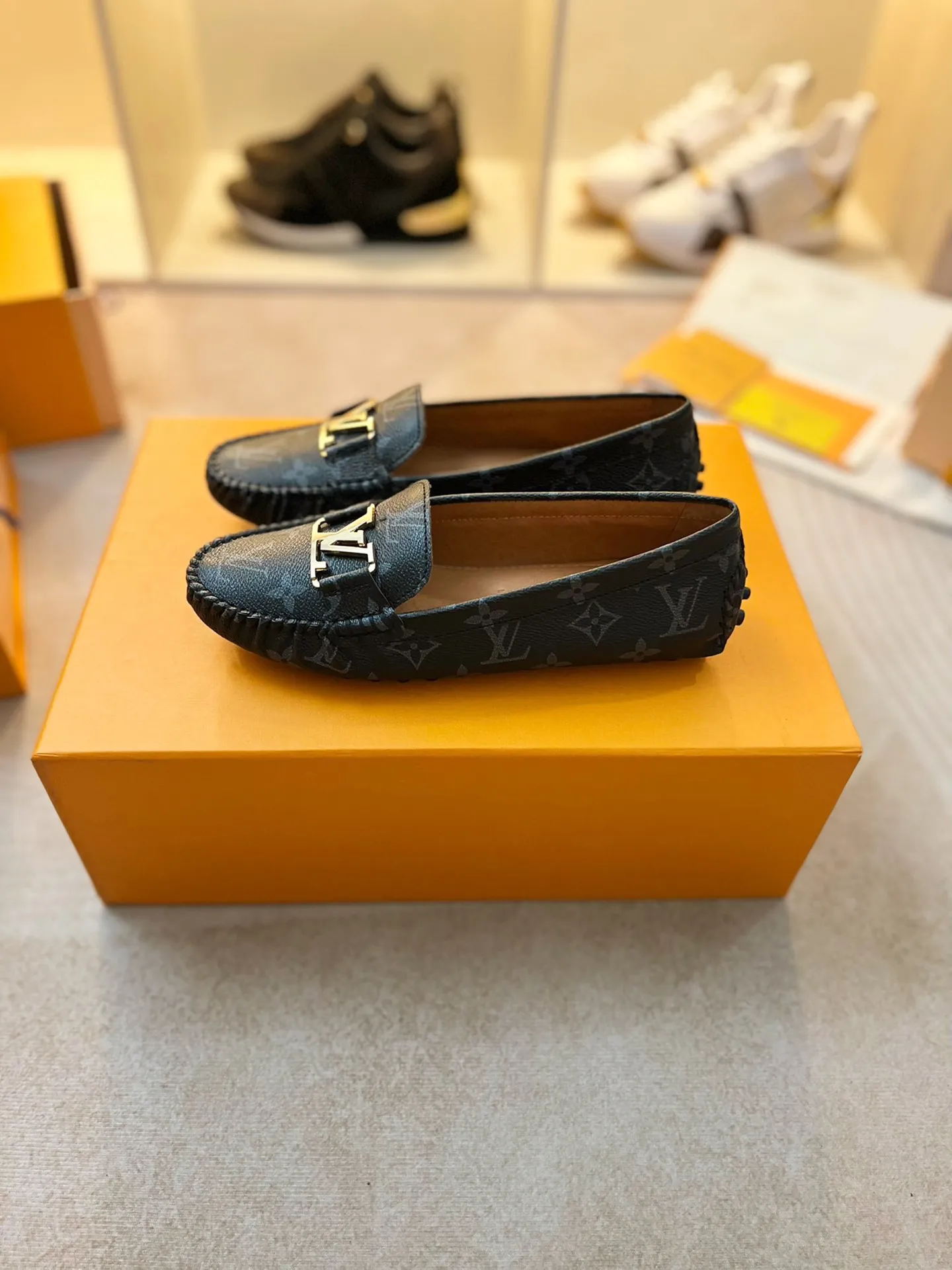 p460💰Couple model❤️🇫🇷 𝙇𝙤𝙪𝙞𝙨 𝙑𝙪𝙞𝙩𝙩𝙤𝙣 🇫🇷Louis Vuitton 2023 Classic𝓛𝓿 𝓣𝓻𝓪𝓲𝓷𝓮𝓻 Sports Series ➪➪➪¯ [Arizona Doudou Shoes Series] ▪️▪️▪️Arizona slip-on shoes are made of Monogram Eclipse canvas. Its hand-painted and dyed edges and hand-sewn uppers fully demonstrate Louis Vuitton's traditional shoemaking craftsmanship. This slip-on shoe is very lightweight. The integrated tongue and upper make it particularly comfortable and flexible. The soft outsole is equipped with rubber padding. Decorated with matching sash. Detailed features: ☑️Monogram Eclipse canvas ☑️Black Eclipse pattern ☑️Hand-painted shoe edges ☑️Hand-sewn uppers (each pair takes time to process) ☑️Integrated tongue and upper construction ☑️Outsole equipped with rubber lining ☑️size: 35_46